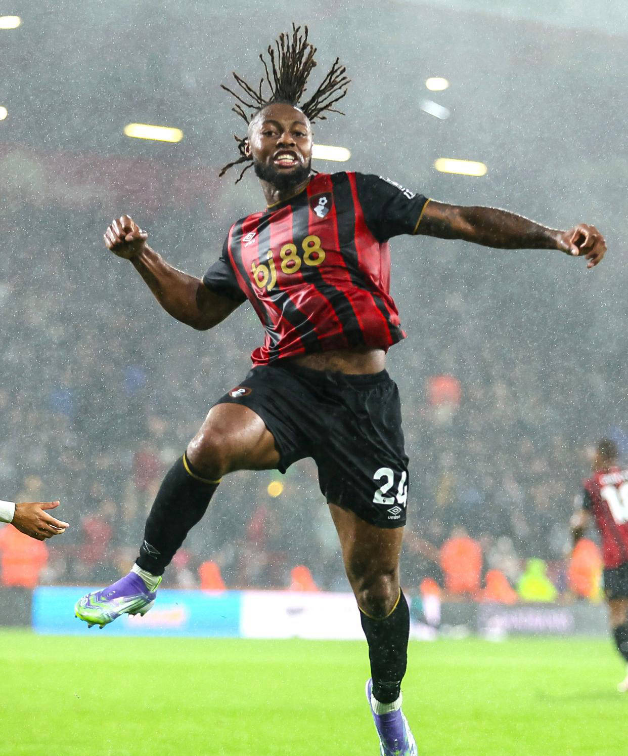 伯恩茅斯击败升班马，成功摆脱降级区的简单介绍