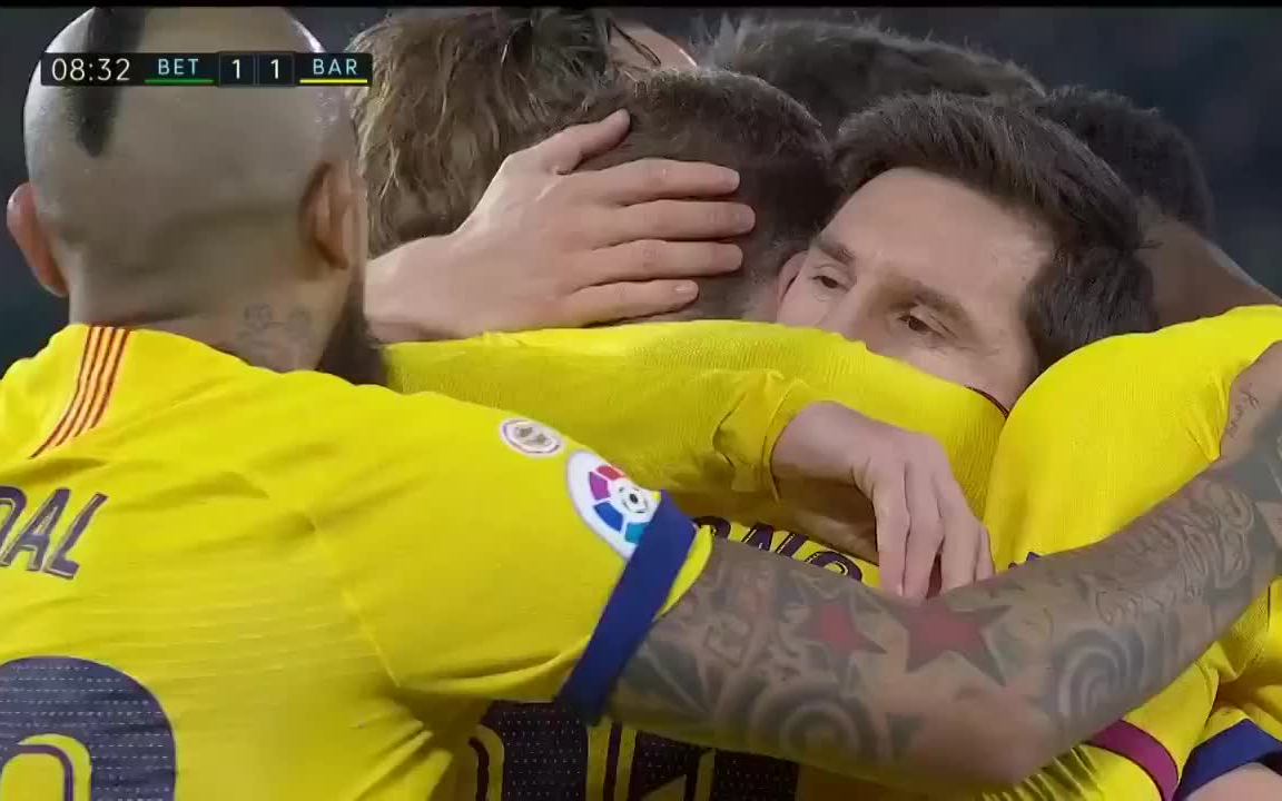 包含莱斯特城客场大胜，范戴克上演帽子戏法为球队锁定胜局的词条