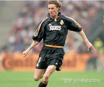 艰难拼搏，足球赛场上的英雄传奇