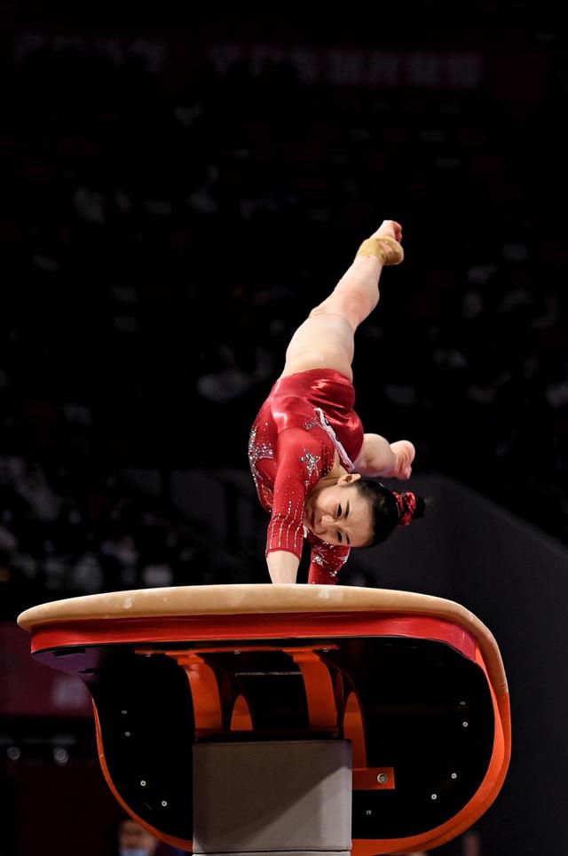 包含体操选手惊艳表演，越南夺得第一金牌的词条