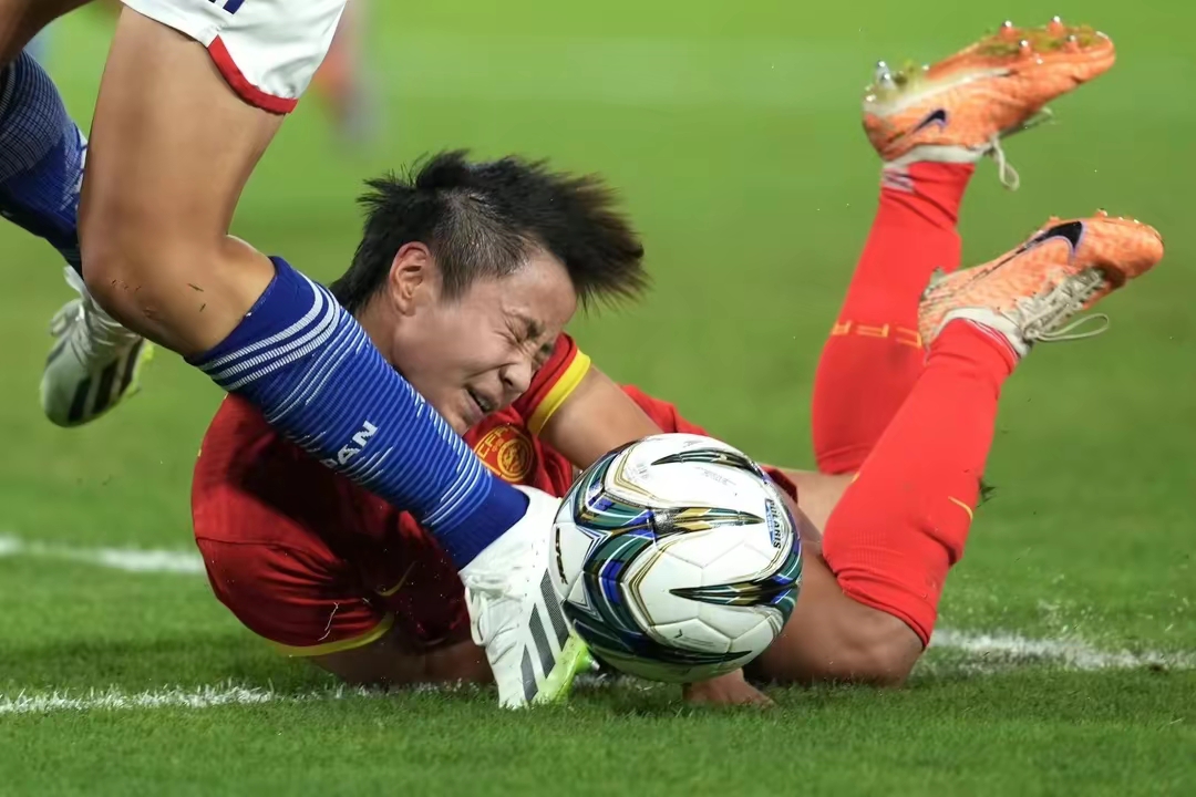 比赛中球员意外受伤，影响场上局势