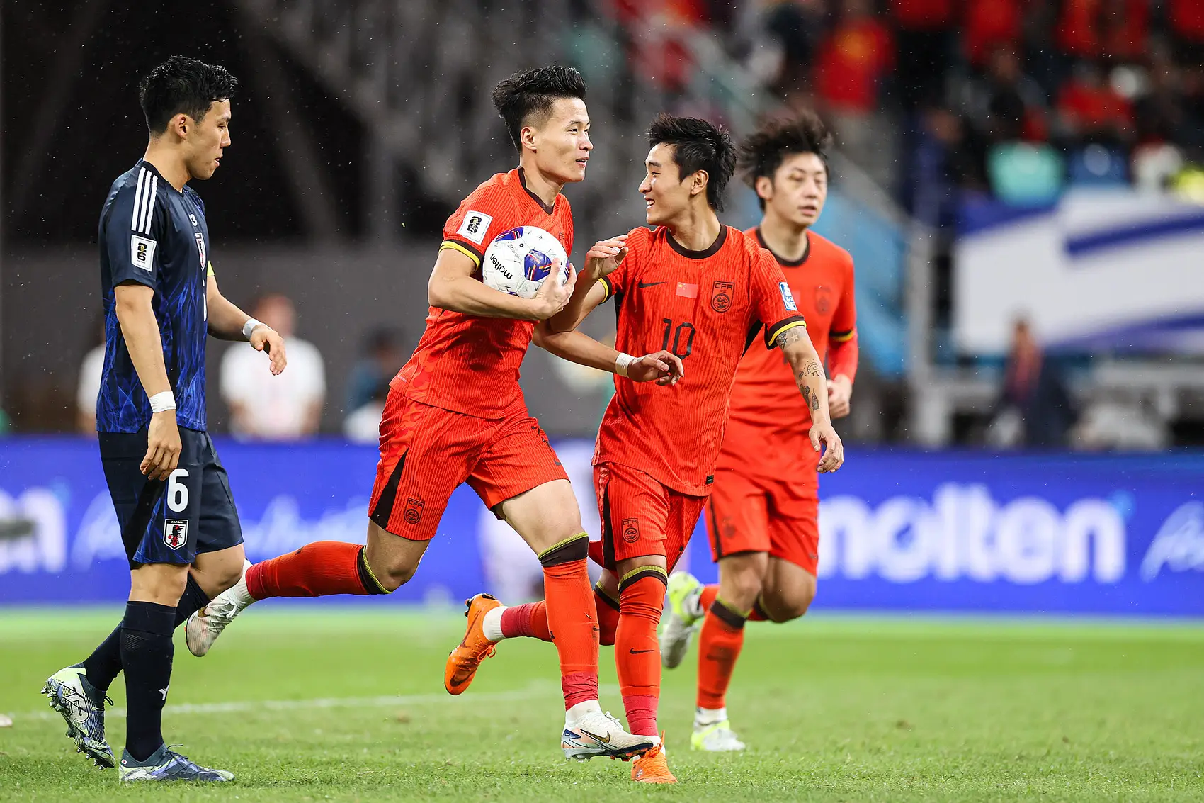 高水平足球对决掀起球迷热潮的简单介绍 高水平足球对决掀起球迷热潮的简单介绍