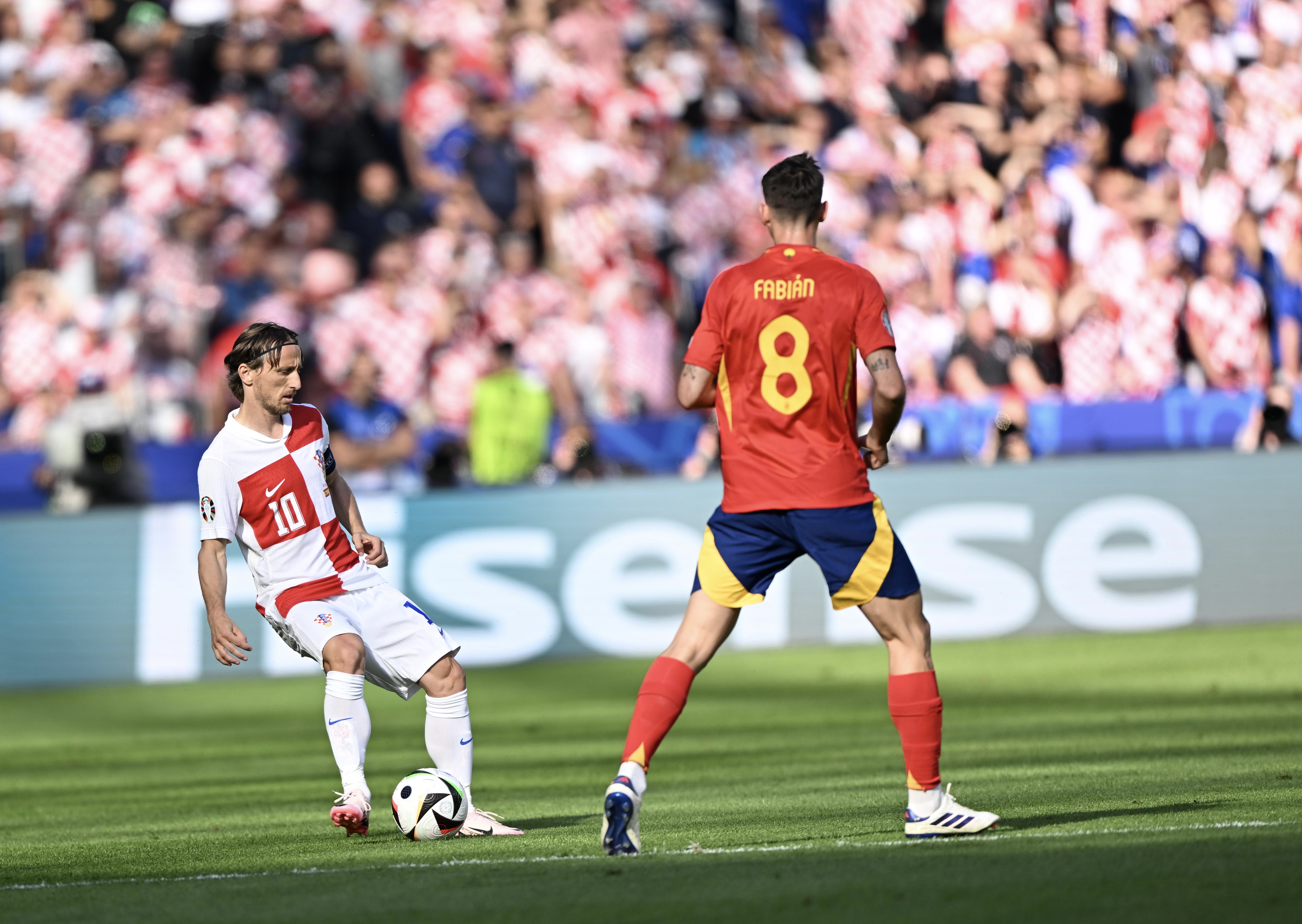 欧洲足球赛场火花四射，球员斗志昂扬冲锋陷阵