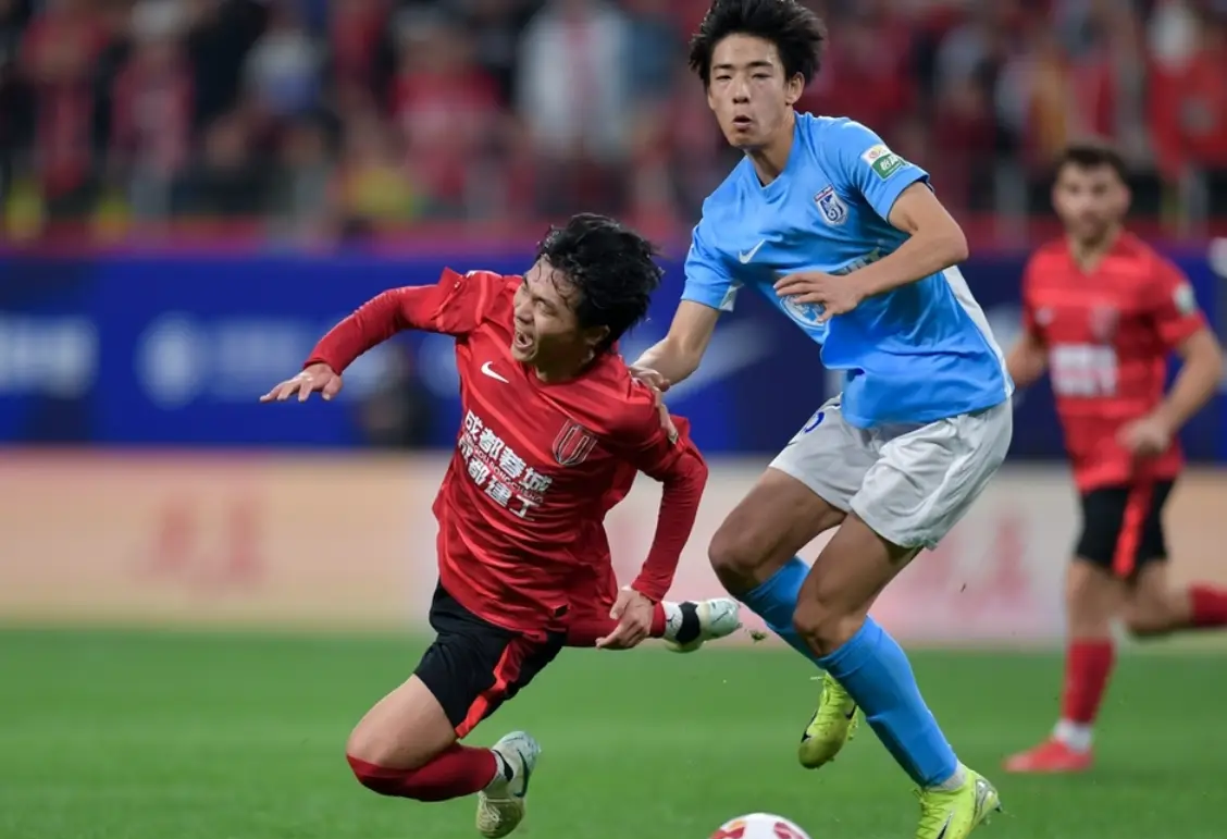 关于本土足球比赛：双方球队战斗激烈，最终产生胜者的信息