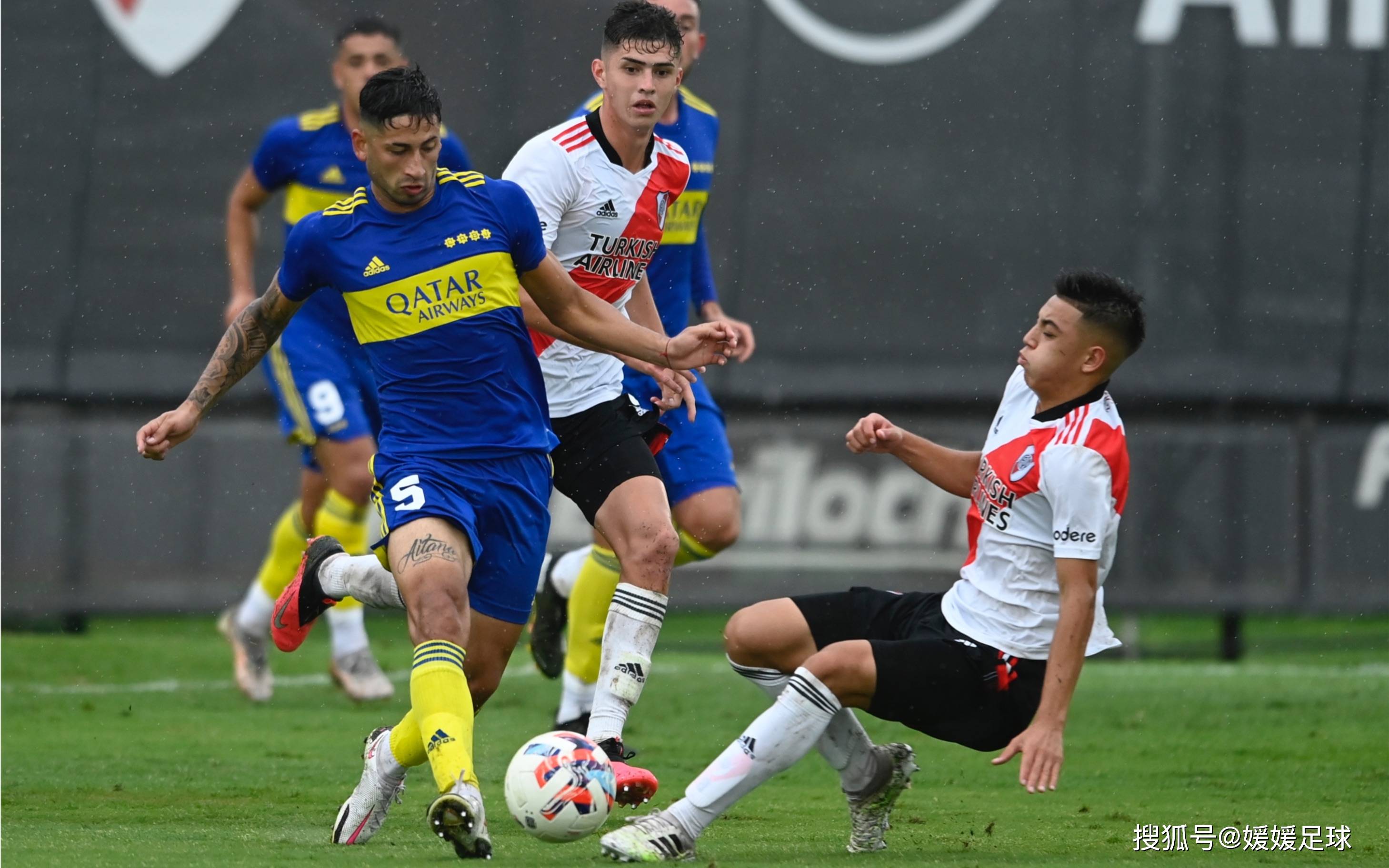 包含精彩的足球竞技，双方实力对比，现场观众尖叫的词条