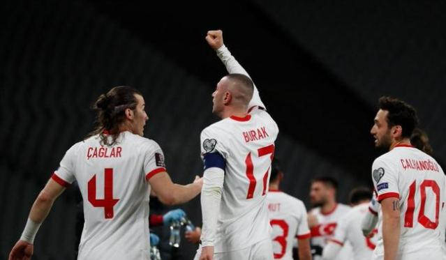 关于乌拉圭爆冷意大利，德利赫特完成帽子戏法的信息