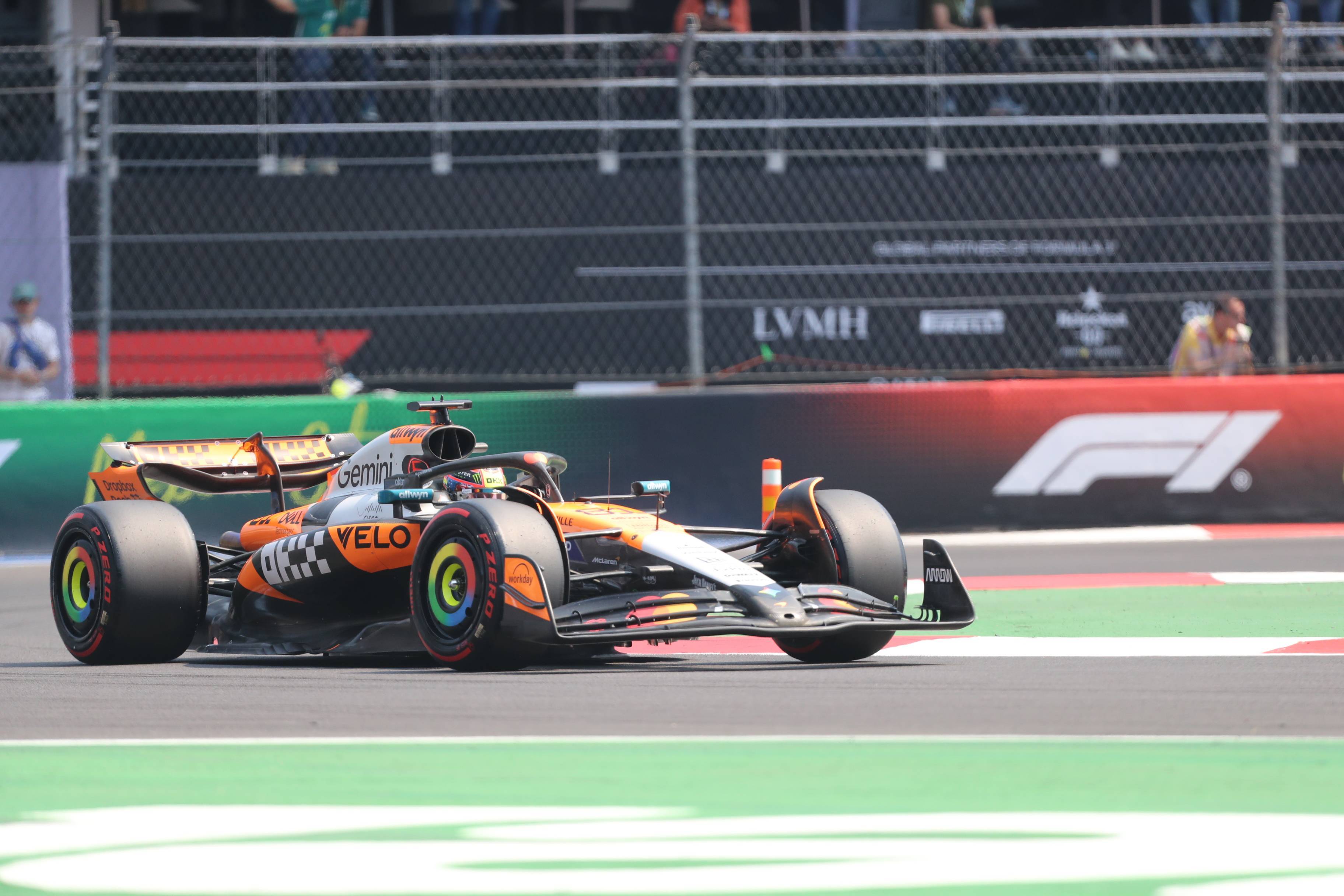 包含红牛二队完胜哈斯车队，汉密尔顿扛起全队的词条