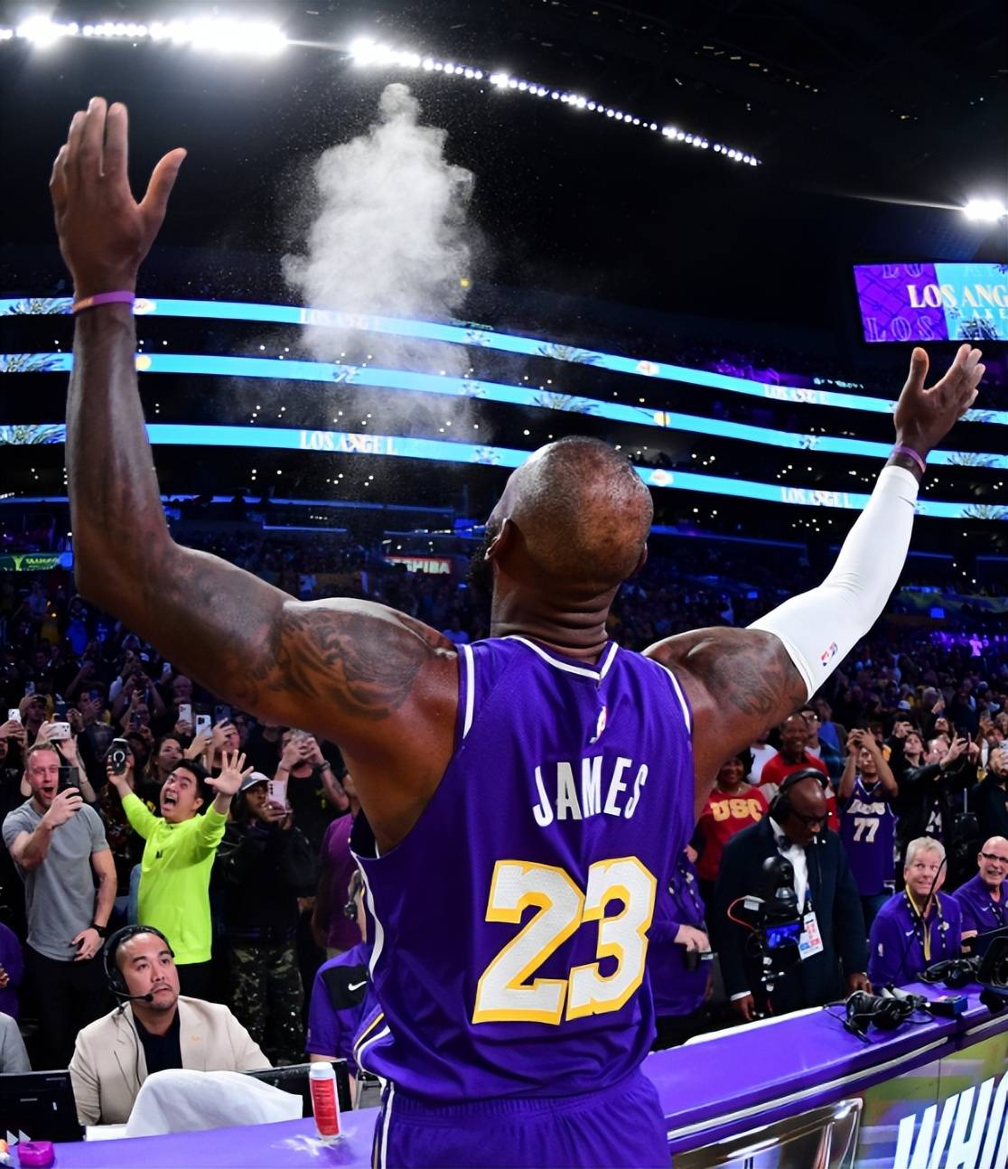 上海队轻取篮网，詹姆斯高光表现