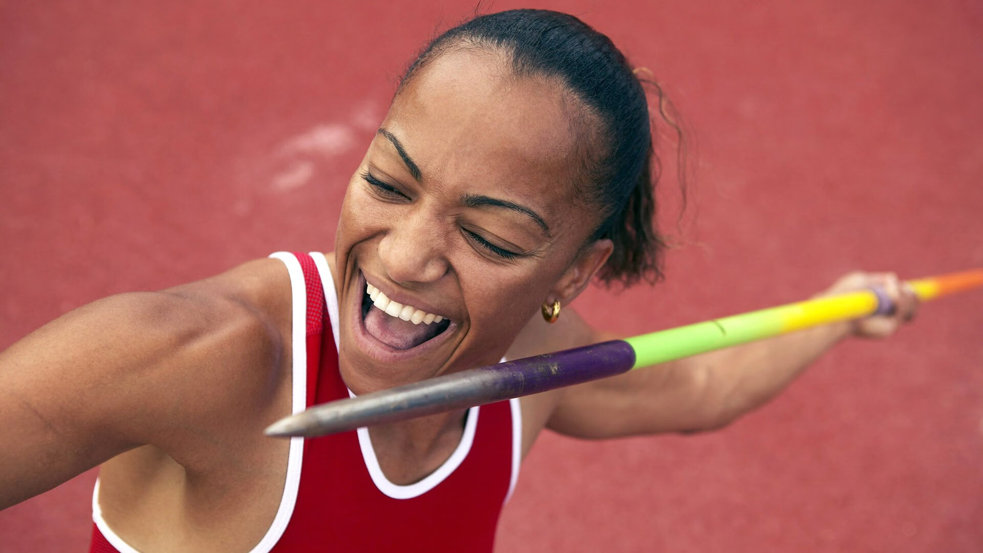 街道狂飙与绿茵错位，当F1引擎响彻足球王国